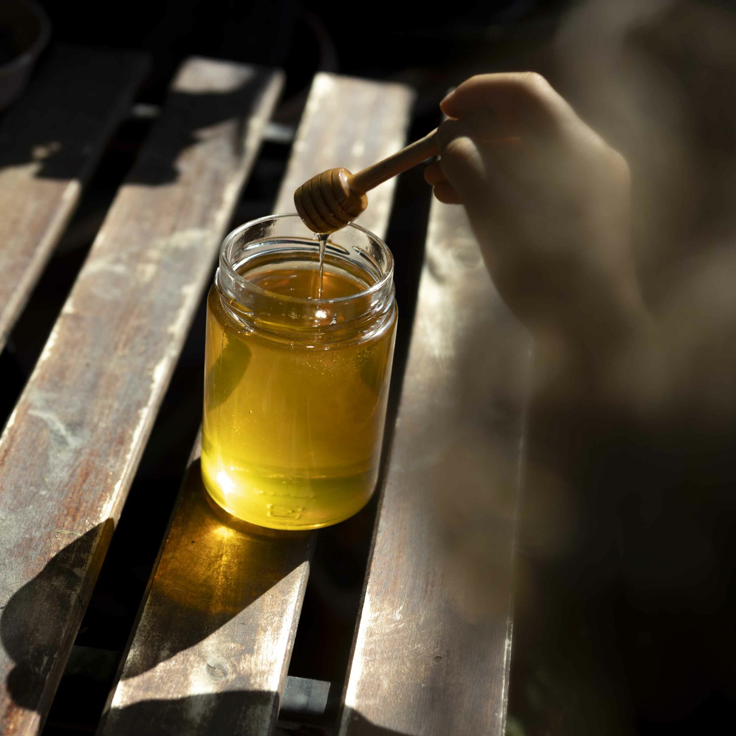 Conservare il miele nella cera d'api è differente rispetto a conservare il miele in vetro